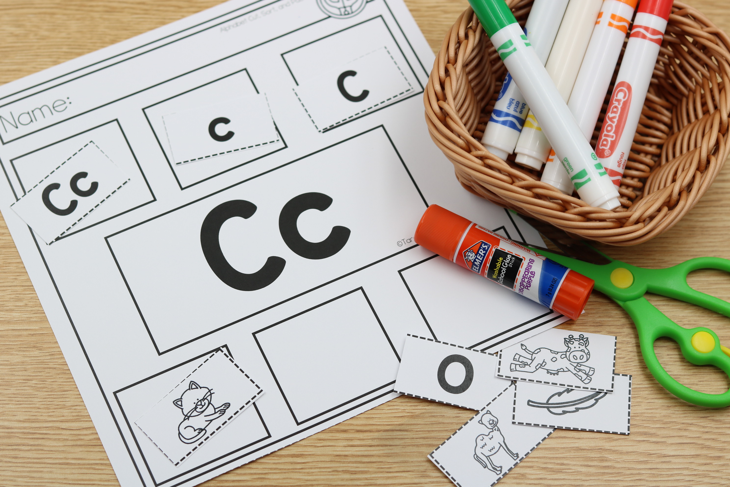 Free phonics cut and sort worksheet for beginning sounds